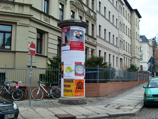 In der Robert-Blum-Straße, Ecke Brandenburger Straße wurde diese Litfaßsäule gefunden.